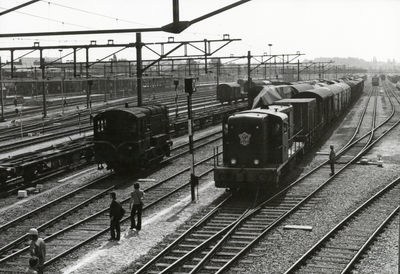 171433 Gezicht op het emplacement te Venlo met rechts de diesel-electrische locomotief nr. 2413 (serie 2400/2500) van ...